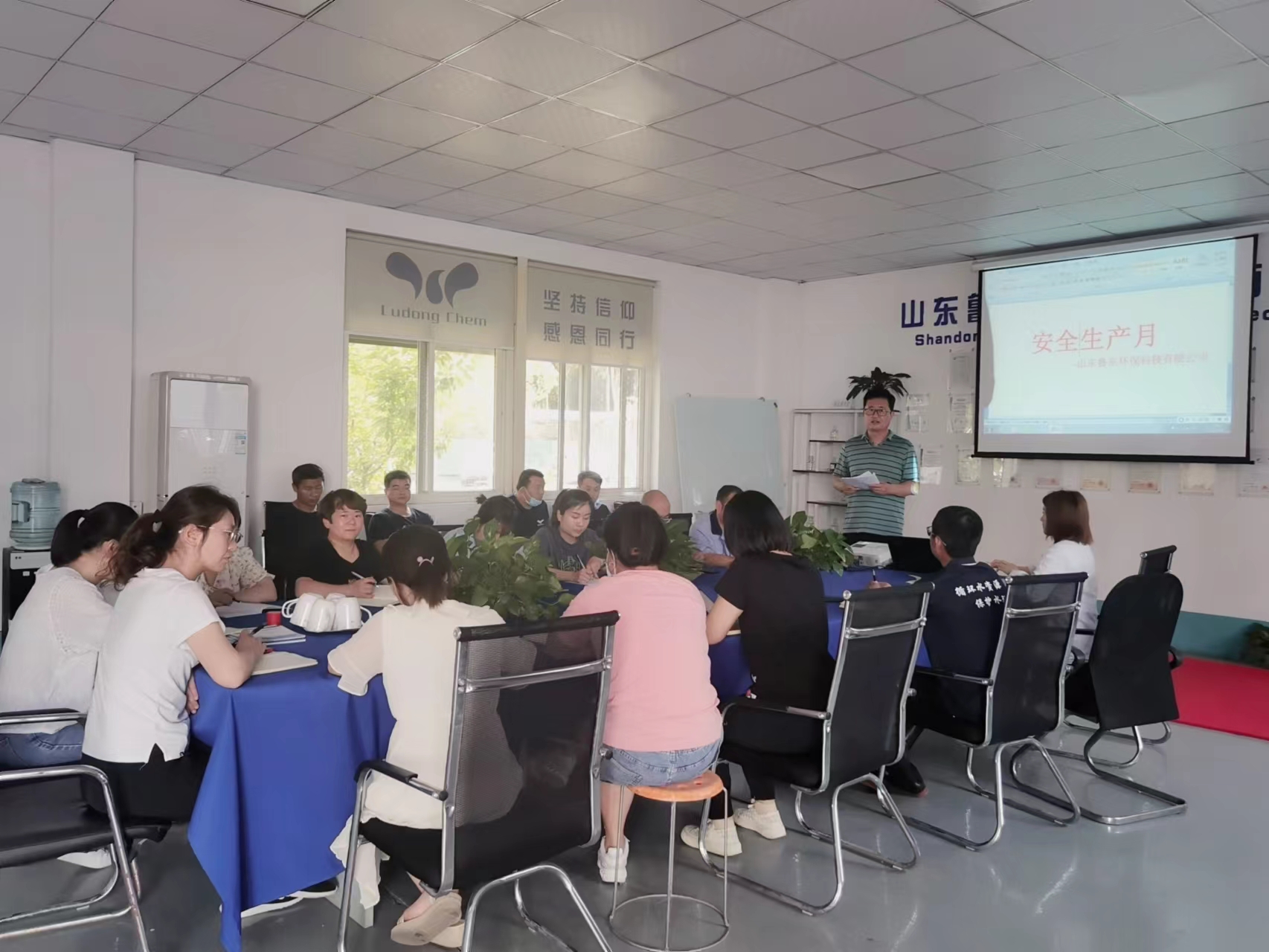 遵守安全生產(chǎn)法 當(dāng)好第一責(zé)任人 遵守安全生產(chǎn)法 當(dāng)好第一責(zé)任人